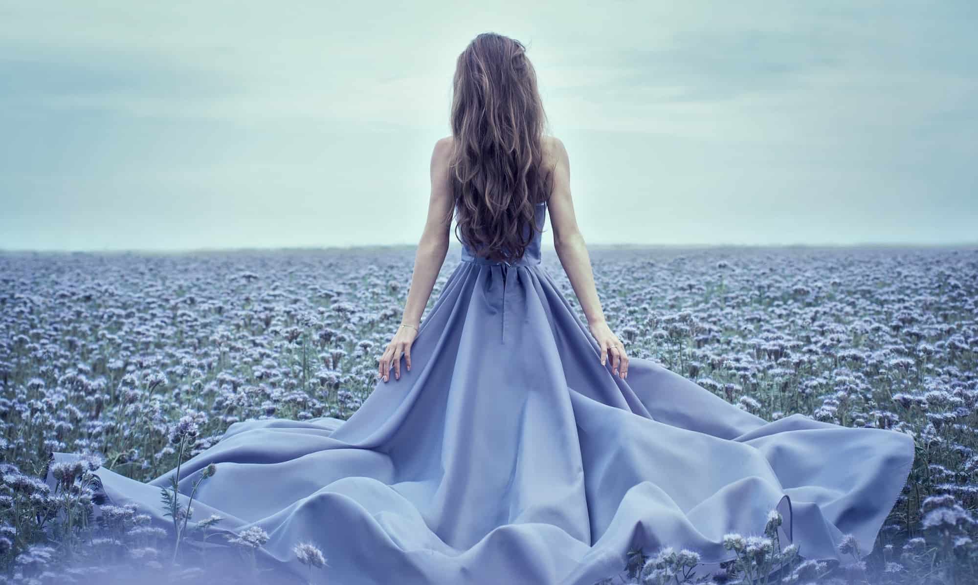 Фото нежной красавицы снимающей синее платье на улице