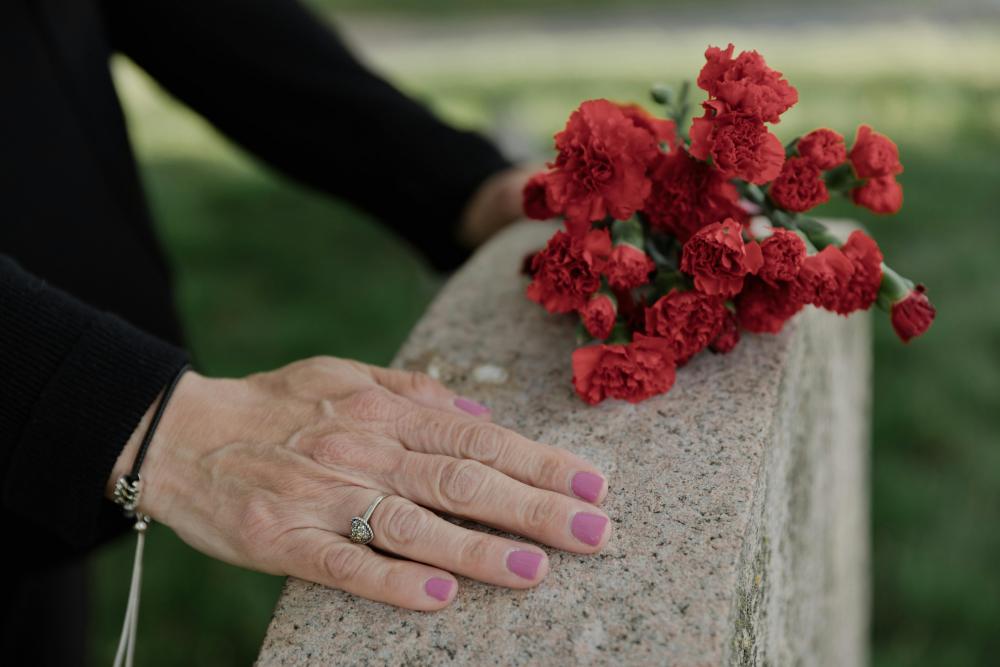 How Sympathy Flowers Can Help with the Grieving Process