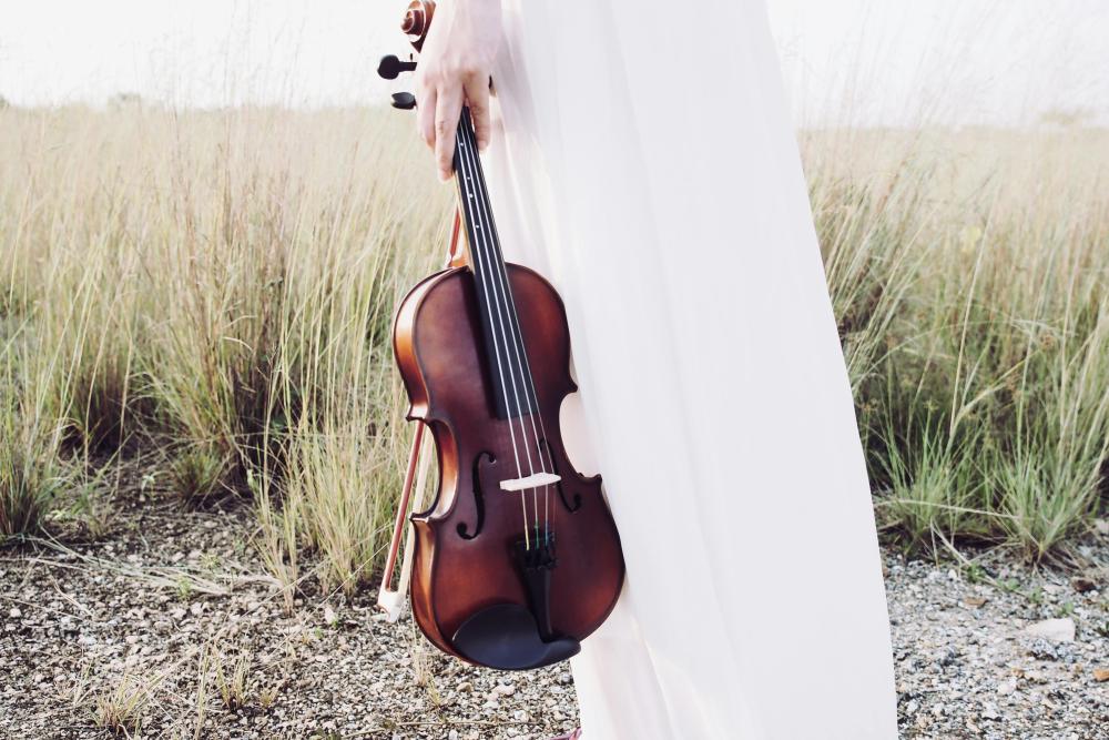 Why Renting a String Instrument Is Ideal for Traveling Musicians